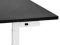 Miniatyrbild 5 av 8: Elektriskt justerbart skrivbord Svart bordsskiva Vit stålram 180 x 80 cm Sitt och stå Fyrkantiga fötter Modern design