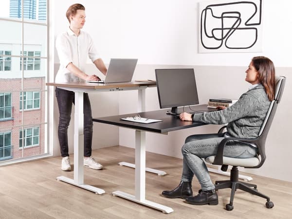Elektriskt justerbart skrivbord Svart bordsskiva Vit stålram 180 x 80 cm Sitt och stå Fyrkantiga fötter Modern design