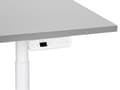 Miniatyrbild 5 av 8: Elektriskt justerbart skrivbord Grå bordsskiva Vit stålram 120 x 72 cm Sitt- och ståbord Runda fötter Modern design
