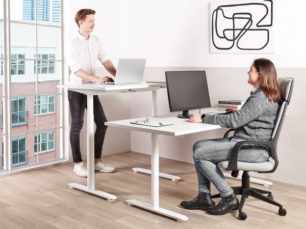 Manuellt justerbart skrivbord Vit bordsskiva Vit stålram 120 x 72 cm Sitt och stå Runda fötter Modern design Kontor