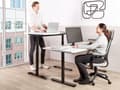 Miniatyrbild 2 av 8: Elektriskt justerbart skrivbord Vit bordsskiva Svart stålram 120 x 72 cm Sitt- och ståbord Runda fötter Modern design
