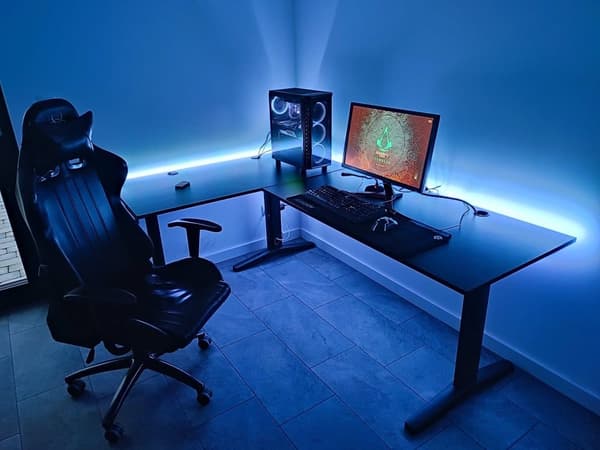 SyberDesk Gaming hörnskrivbord V2 - 197 x 132 cm - Skrivbord med LED - USB HUB - Kabelhanteringssystem i skrivbordsramen - spelbord