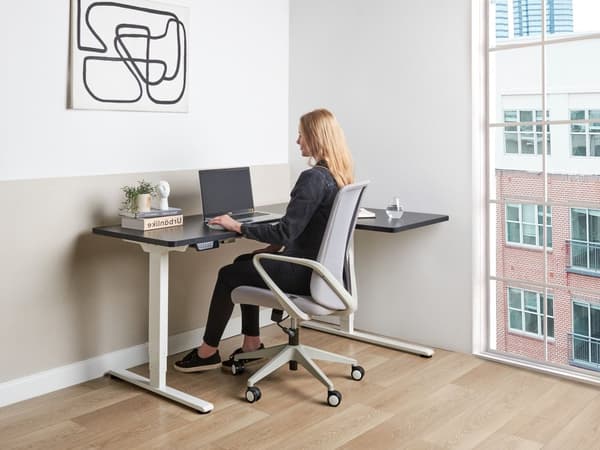 Työpöytä sähkösäädettävä L-muotoinen oikea 160 x 59 cm valkoinen teräsrunko musta pöytälevy moderni tyyli