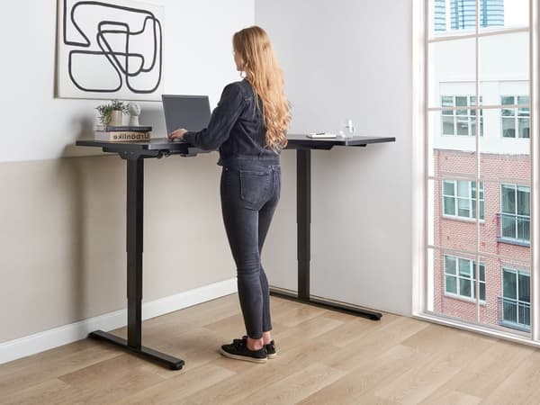 Työpöytä sähkösäädettävä L-muotoinen oikea 160 x 59 cm musta teräsrunko pöytälevy moderni tyyli