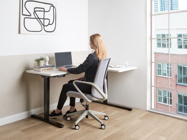 Työpöytä sähkösäädettävä L-muotoinen oikea 160 x 59 cm musta teräsrunko valkoinen pöytälevy moderni tyyli