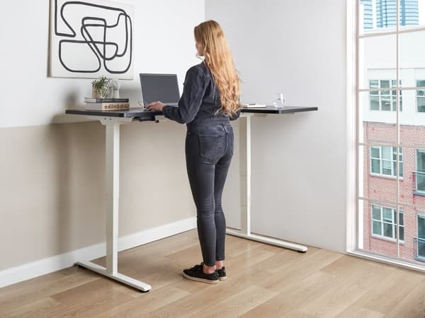Elektrisk Justerbart Høyre Skrivebord Svart Bordplate Hvit Stålramme 160 x 59 cm Sitt og Stå L-formet Moderne Design