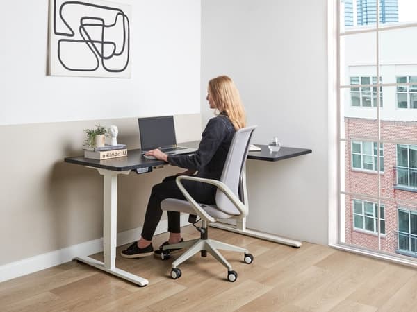 Elektrisk Justerbart Høyre Skrivebord Svart Bordplate Hvit Stålramme 160 x 59 cm Sitt og Stå L-formet Moderne Design