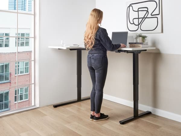 Elektrisk Justerbart Venstre Skrivebord Hvit Bordplate Svart Stålramme 160 x 59 cm Sitt og Stå L-formet Moderne Design