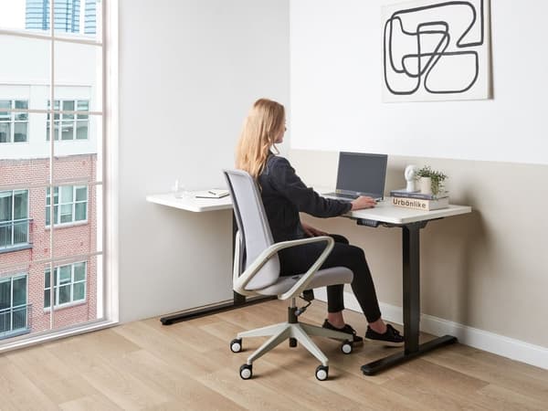 Elektrisk Justerbart Venstre Skrivebord Hvit Bordplate Svart Stålramme 160 x 59 cm Sitt og Stå L-formet Moderne Design