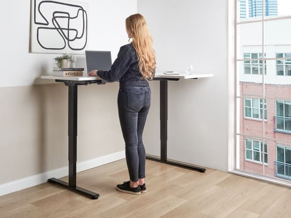 Elektriskt Höj- och Sänkbart Höger Hörnskrivbord Vit Bordsskiva Svart Stålram 160 x 59 cm Sitta och Stå L-Formad Modern Design