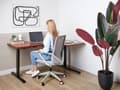 Miniatyrbild 2 av 11: Elektriskt Höj- och Sänkbart Höger Hörnskrivbord Mörkt Trä Bordsskiva Svart Stålram 160 x 59 cm Sitta och Stå L-Formad Modern Design