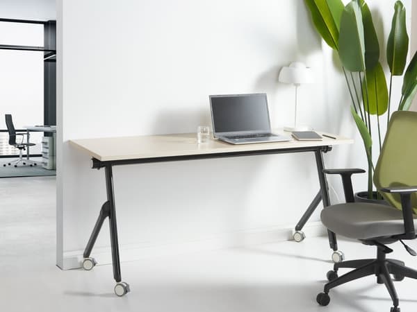 Sammenleggbart Skrivebord i Lyst Tre og Svart Metallramme MFC Bordplate 160 x 60 cm Sammenleggbart Mobilt Bord med Hjul Moderne Design