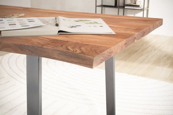 Rootz massivt kontorbord - skrivebord i naturtræ - moderne design - trapezformede metalben - håndlavet - akacietræ - 140 cm x 80 cm x 76 cm
