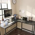Miniatyrbillede 2 af 3: Sort skrivebord med justerbar skærmstativ
