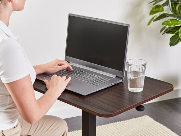 Manuellt Justerbart Mobilt Laptopbord Mörkt Trä Stålram 65 x 48 cm Sitt och Stå Modern Design Kontor