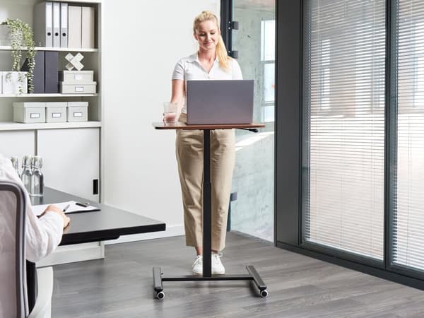 Manuellt Justerbart Mobilt Laptopbord Mörkt Trä Stålram 65 x 48 cm Sitt och Stå Modern Design Kontor