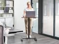 Miniatyrbillede 2 af 10: Manuelt justerbart mobilt laptop-skrivebord med stålramme i mørkt træ 65 x 48 cm Sit and Stand Modern Design Office