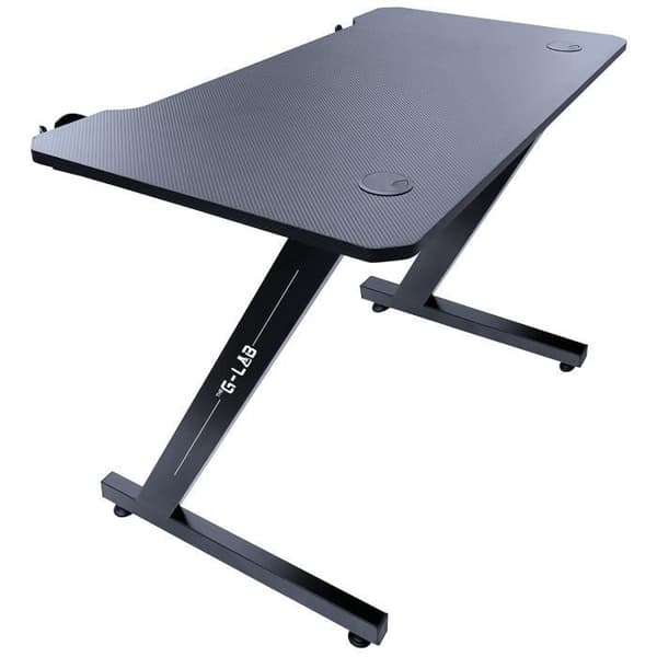 Gamerbord med längd 113 cm och djup 60 cm, utrustat med headsetstöd och mugghållare