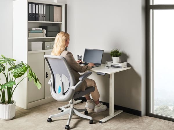 Elektrisk Justerbart Skrivebord Hvit Bordplate Hvit Stålramme 120 x 60 cm Sit and Stand Firkantede føtter Moderne Design