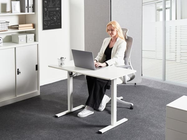 Elektrisk Justerbart Skrivebord Hvit Bordplate Hvit Stålramme 120 x 60 cm Sit and Stand Firkantede føtter Moderne Design