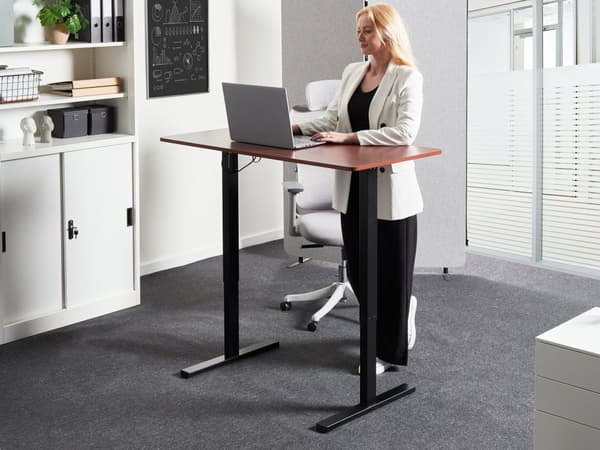 Elektrisk Justerbart Skrivebord Svart og Mørkebrun Bordplate Hvit Stålramme 120 x 60 cm Sit and Stand Firkantede føtter Moderne Design