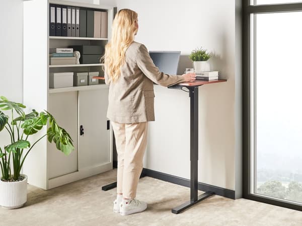Elektrisk Justerbart Skrivebord Svart og Mørkebrun Bordplate Hvit Stålramme 120 x 60 cm Sit and Stand Firkantede føtter Moderne Design