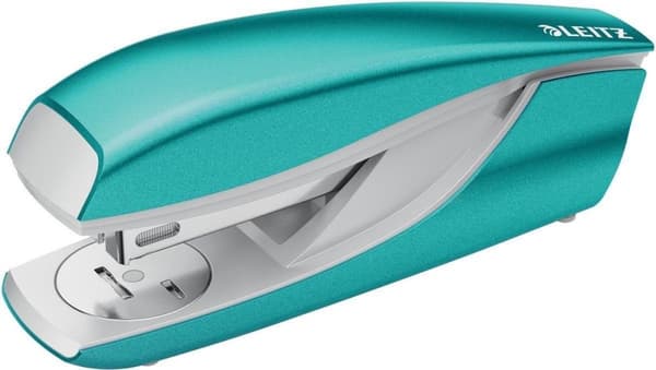 Leitz WOW häftapparat 30 ark isblå på blister