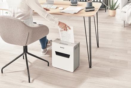 Leitz IQ Protect Premium 3M erittäin hiljainen koti-/kotipaperisilppuri - P-5 mikrosilppuri - jopa 3 arkkia - 10 litran lokero - valkoinen