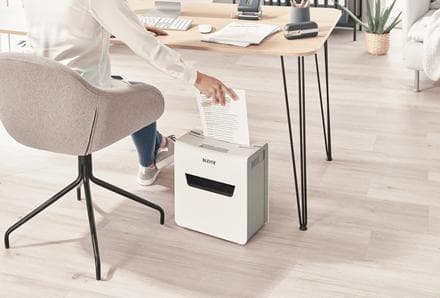 Leitz IQ Protect Premium 6X Silent Paperinsilppuri P-4 Koti-/Kotityöpistesilppurit - Syötä jopa 6 arkkia - 10 litran lokero - Valkoinen