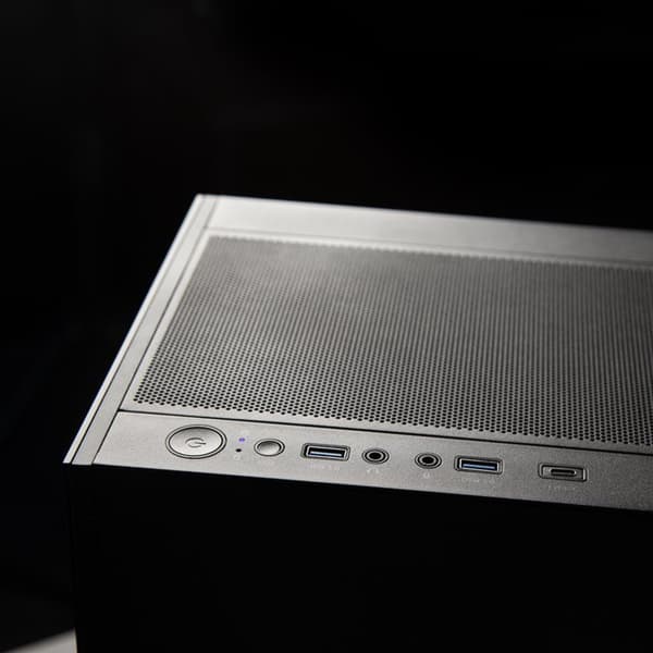 Shark RGBeast TR708 Gaming PC/RGBeast, R7-9800X3D, RX 9070 XT 16G, 2TB NVMe, 32GB, Watercooler, Windows 11 home, 850W