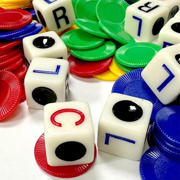 OBOSOE 4 st tärningsspel för vänster höger centrum tärningsspel, interaktiv leksak med tärningsplats plasträknare för skola familjefest picknickspel