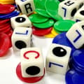 Miniatyrbild 7 av 11: OBOSOE 4 st tärningsspel för vänster höger centrum tärningsspel, interaktiv leksak med tärningsplats plasträknare för skola familjefest picknickspel