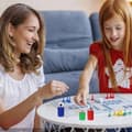 Miniatyrbild 8 av 11: OBOSOE 4 st tärningsspel för vänster höger centrum tärningsspel, interaktiv leksak med tärningsplats plasträknare för skola familjefest picknickspel