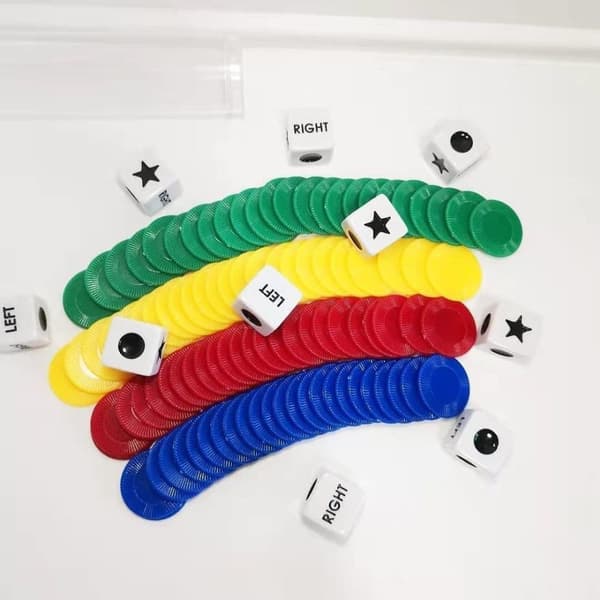 OBOSOE 4 st tärningsspel för vänster höger centrum tärningsspel, interaktiv leksak med tärningsplats plasträknare för skola familjefest picknickspel