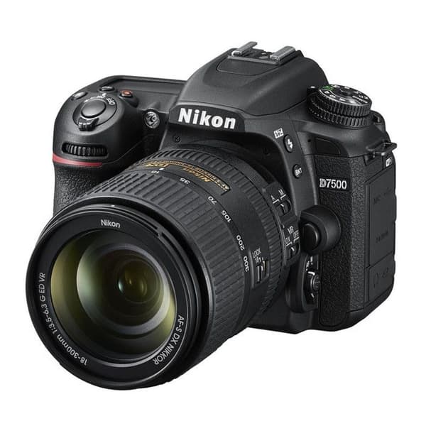 Nikon spegelreflexkamera d7500 + 18-300 f/3.5-6.3 vr Svart
