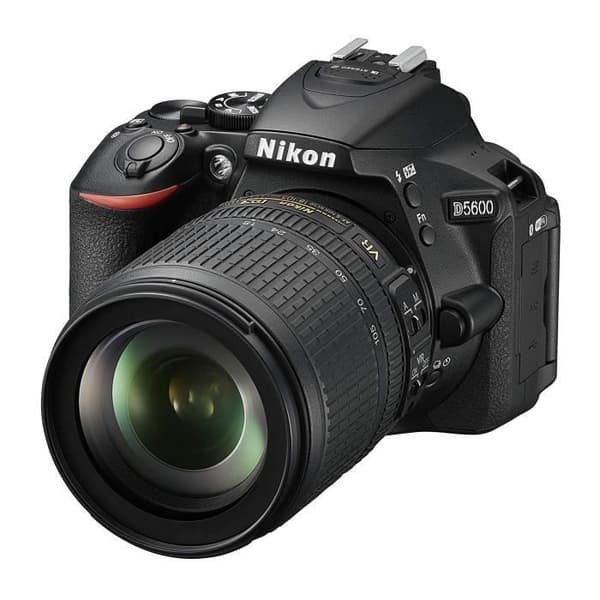 Nikon D5600 + AF-P 18-55 VR DSLR Kit 24,2 Mpix svart