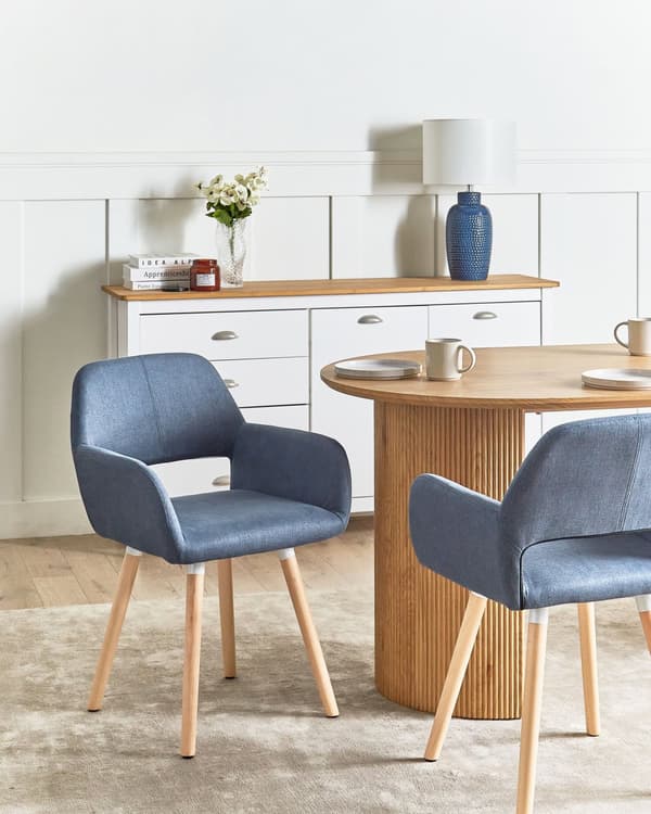 Spisebordsstole Blå Polstret med Lyst Træben 2 stk 81 x 56 x 44 cm Firkantet Spisestole med Armlæn til Køkken Design med Hul i Ryglæn Moderne