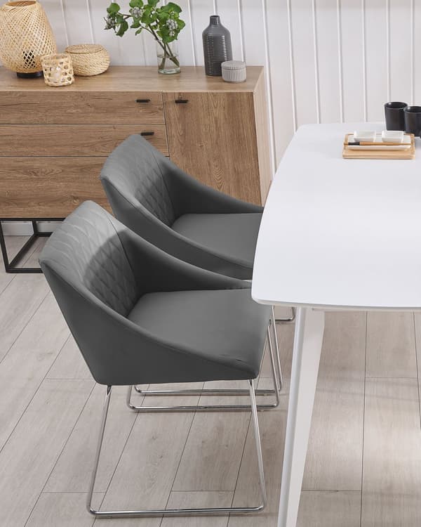 Spisebordsstole Grå Polstrede Stof med Sølv Krom Metalben Sæt af 2 79 x 55 cm Quiltet Moderne Klassisk Design Uden Armlæn Køkken Indretning