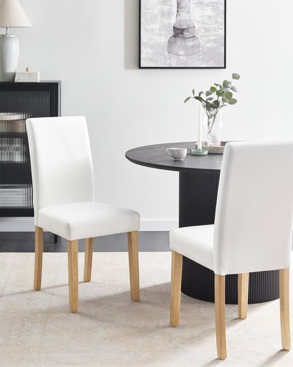 Set med 2 Middagsstolar Vit Konstläder Träben Modern