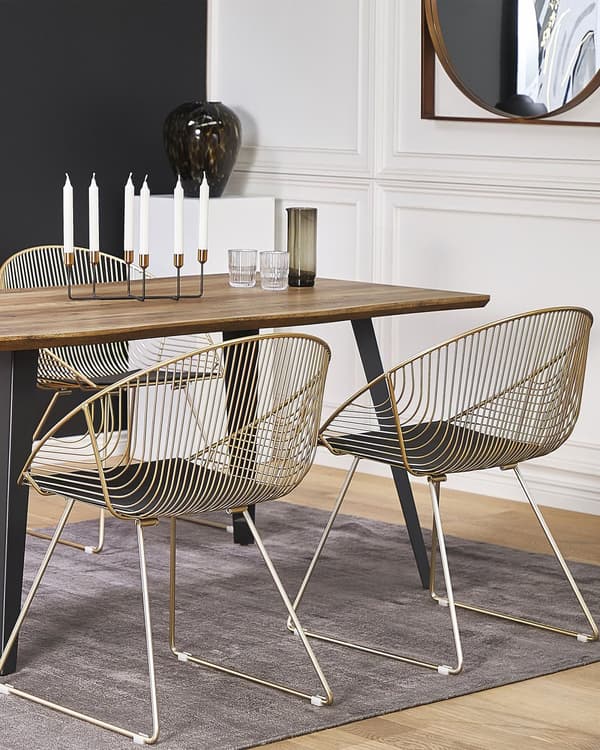 Et sæt af 2 Brede Gyldne Metalstole med Sædehynder Moderne Stil