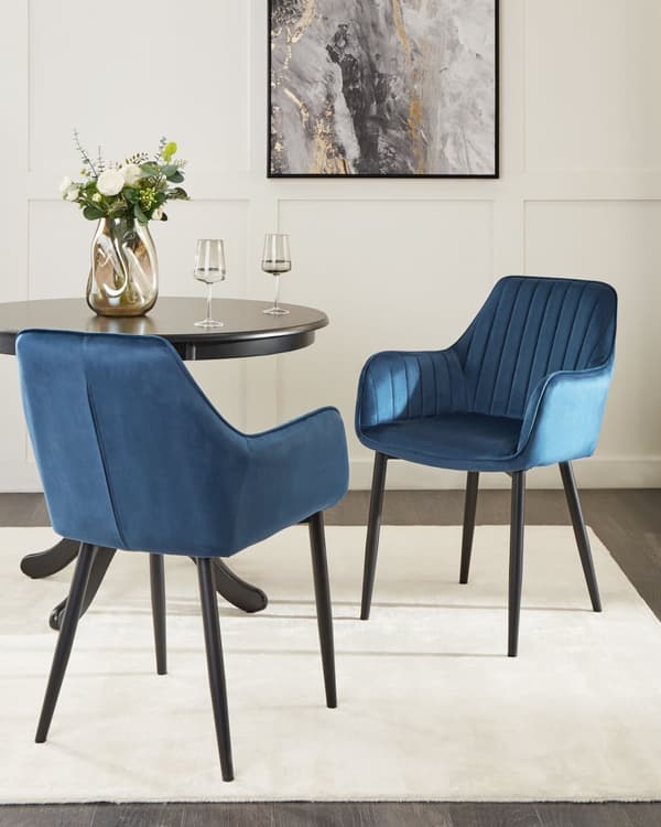 Sæt med 2 navy blå velourstole med sorte metalben i retro glamour stil spisestuestole til stuen