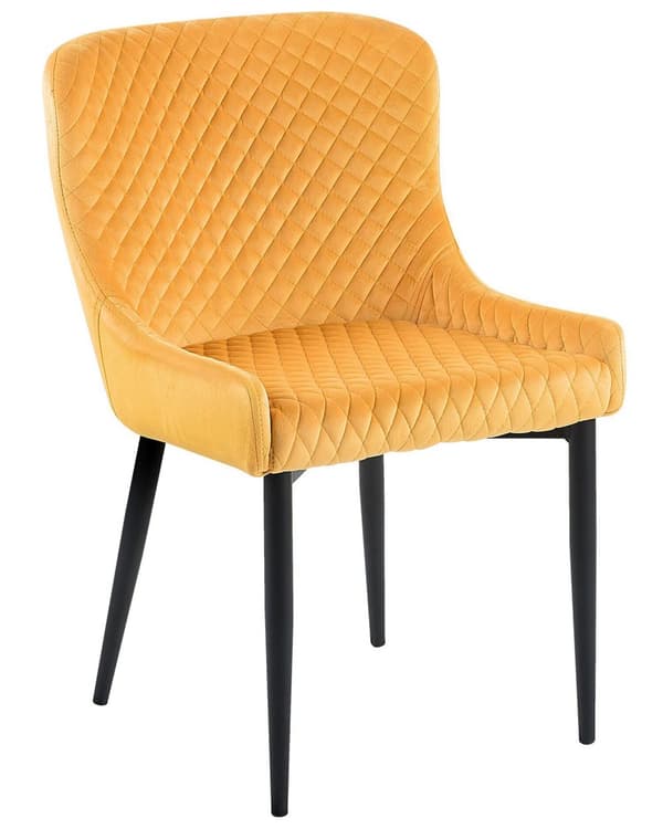 Et sæt med 2 polstrede stole i gul velour med sorte metalben til en spisestue i retro glamourstil