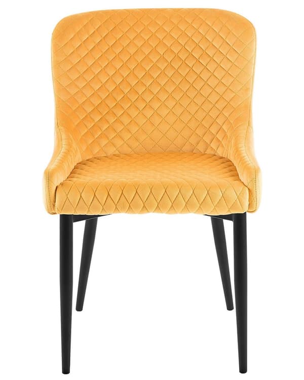 Et sæt med 2 polstrede stole i gul velour med sorte metalben til en spisestue i retro glamourstil