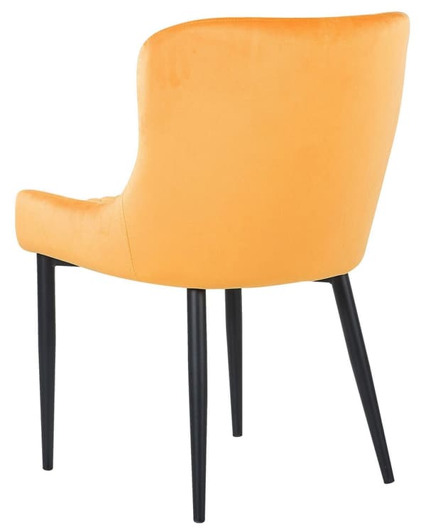 Et sæt med 2 polstrede stole i gul velour med sorte metalben til en spisestue i retro glamourstil