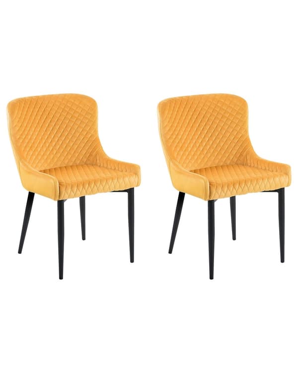 Et sæt med 2 polstrede stole i gul velour med sorte metalben til en spisestue i retro glamourstil