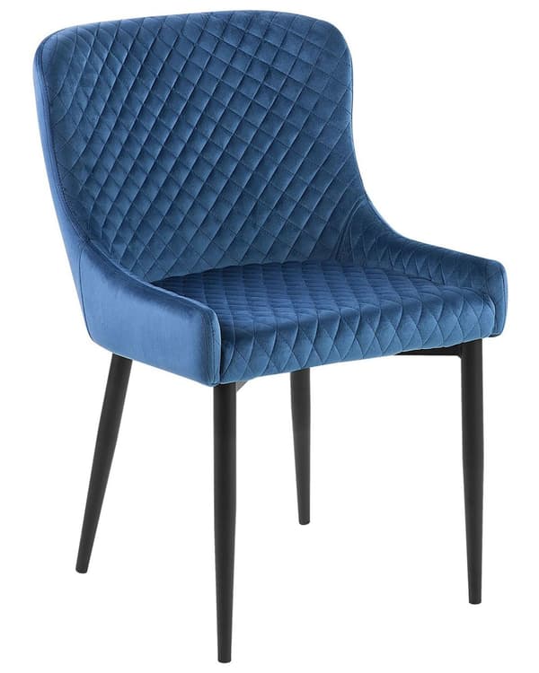 Et sæt med 2 polstrede stole i blå velour med sorte metalben til en spisestue i retro glamourstil