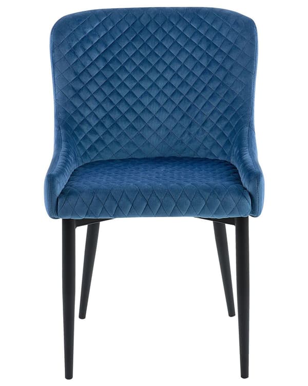 Et sæt med 2 polstrede stole i blå velour med sorte metalben til en spisestue i retro glamourstil