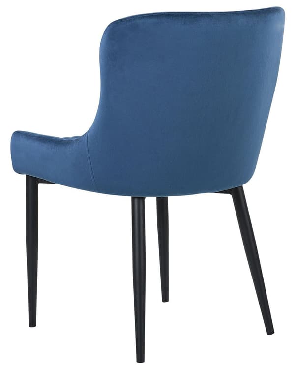 Et sæt med 2 polstrede stole i blå velour med sorte metalben til en spisestue i retro glamourstil