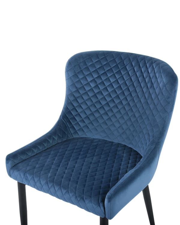 Et sæt med 2 polstrede stole i blå velour med sorte metalben til en spisestue i retro glamourstil