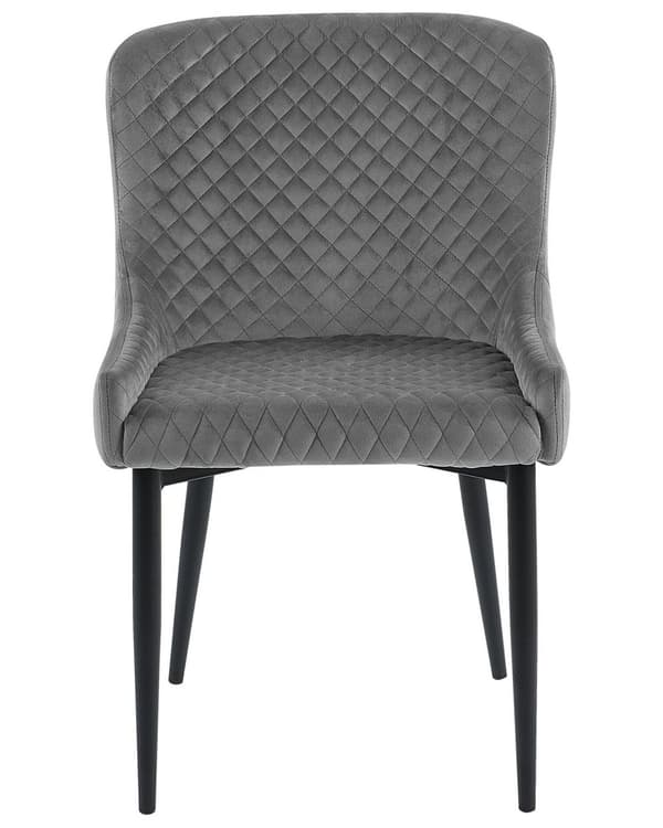 Et sæt med 2 grå velourpolstrede stole med sorte metalben til en spisestue i retro glamourstil
